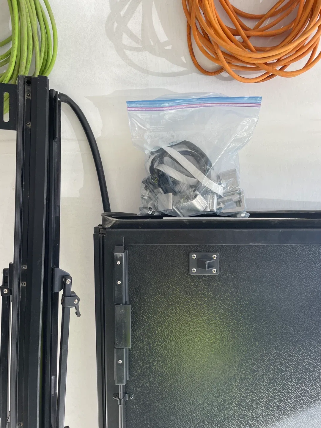 Truck Bed Cover - Black image indicator(3)