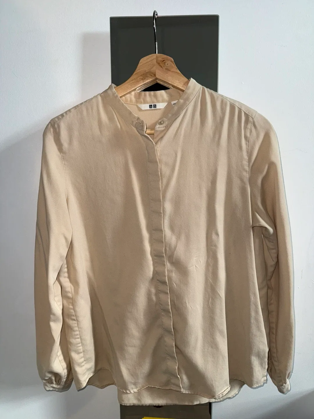 Uniqlo Beige Long Sleeve Blouse (Size XS) image indicator(3)