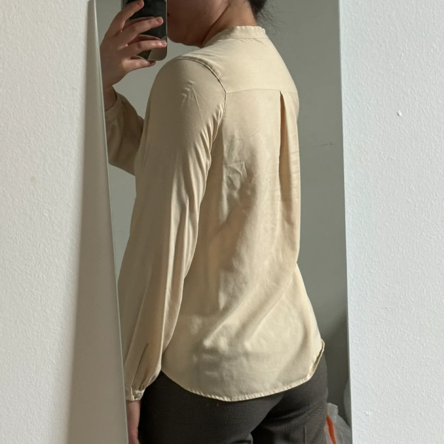 Uniqlo Beige Long Sleeve Blouse (Size XS) image indicator(2)