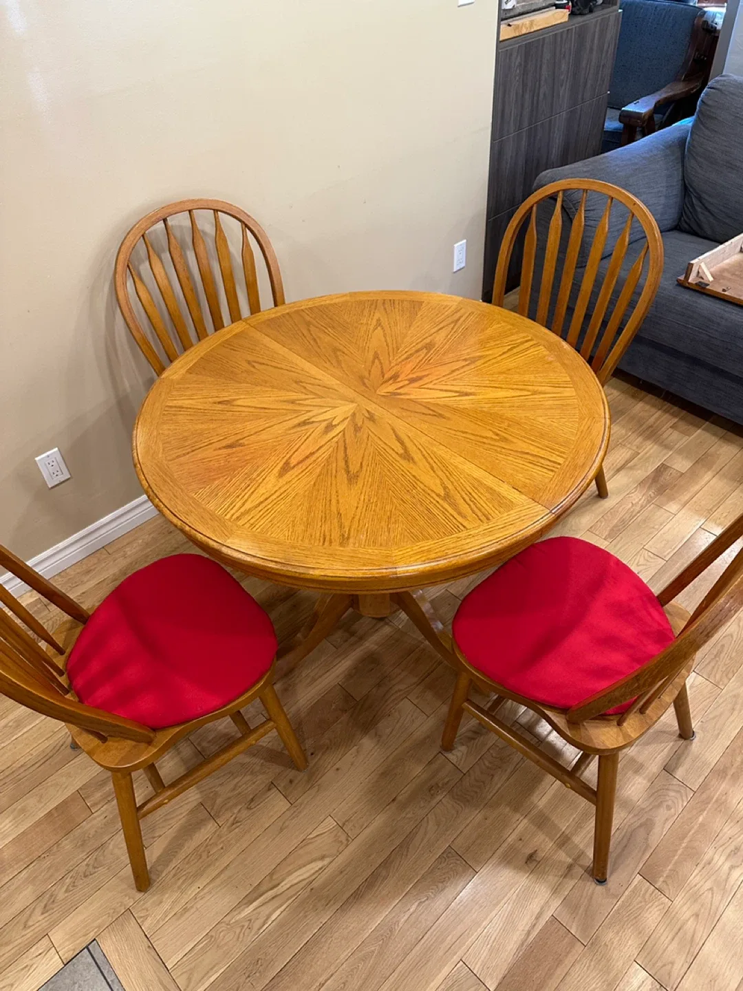 Oak Extendable Dining Table Set (CAN DELIVER)
