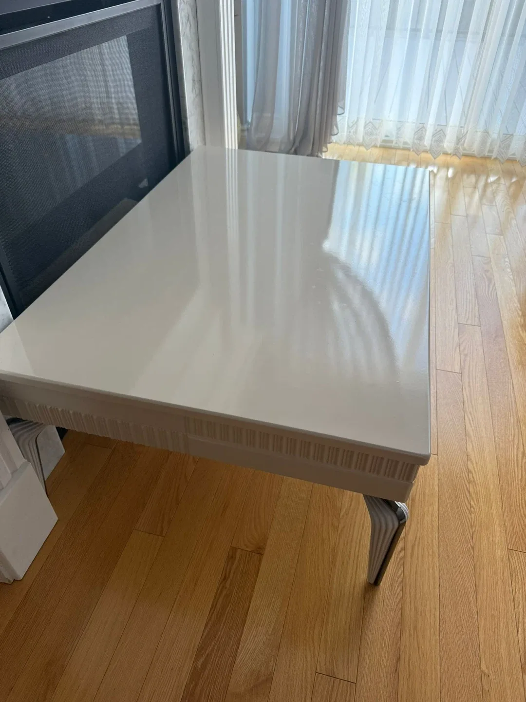 White Coffee Table image indicator(3)