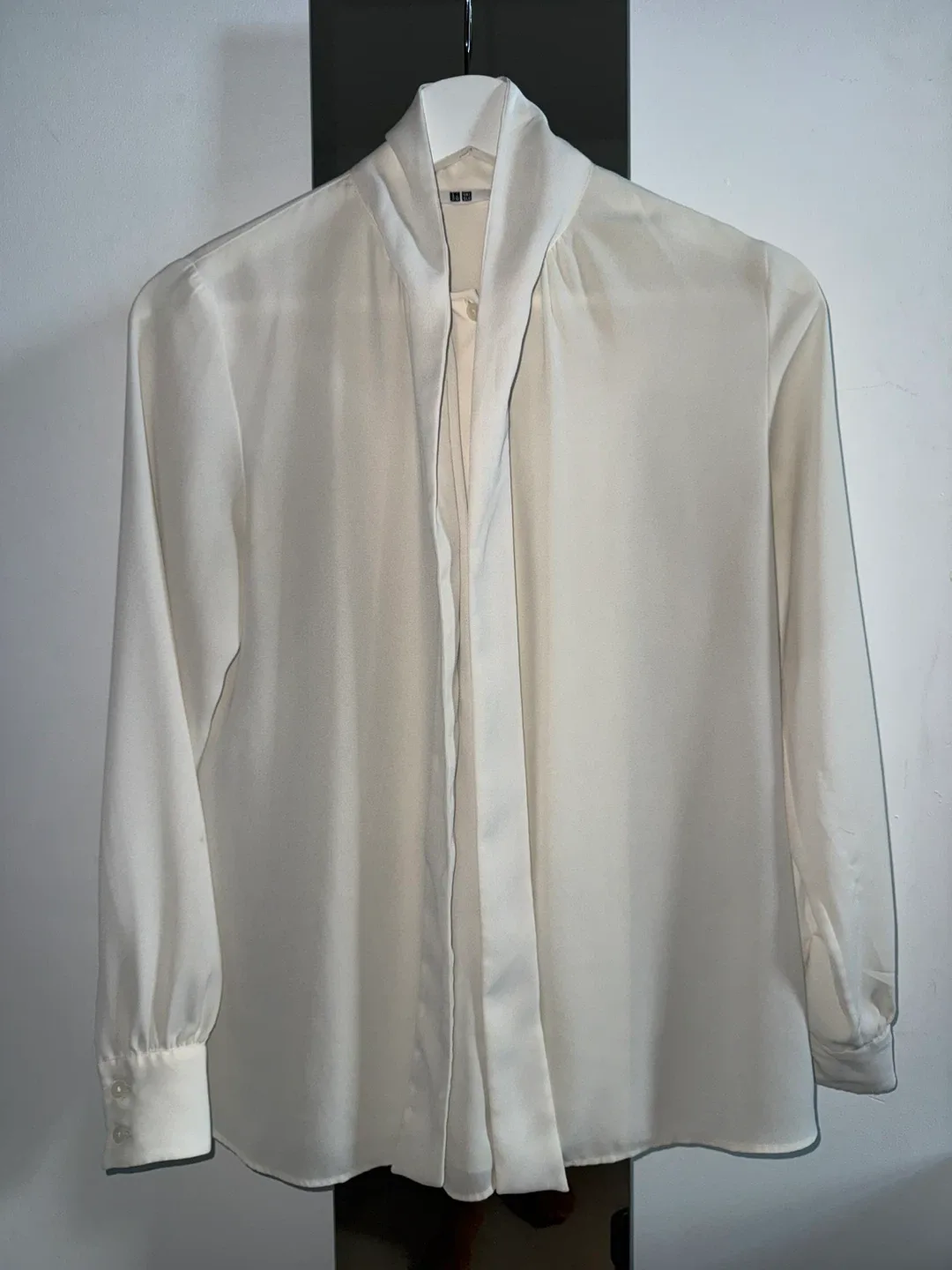 Uniqlo Cream Blouse with Tie, Size XS image indicator(3)