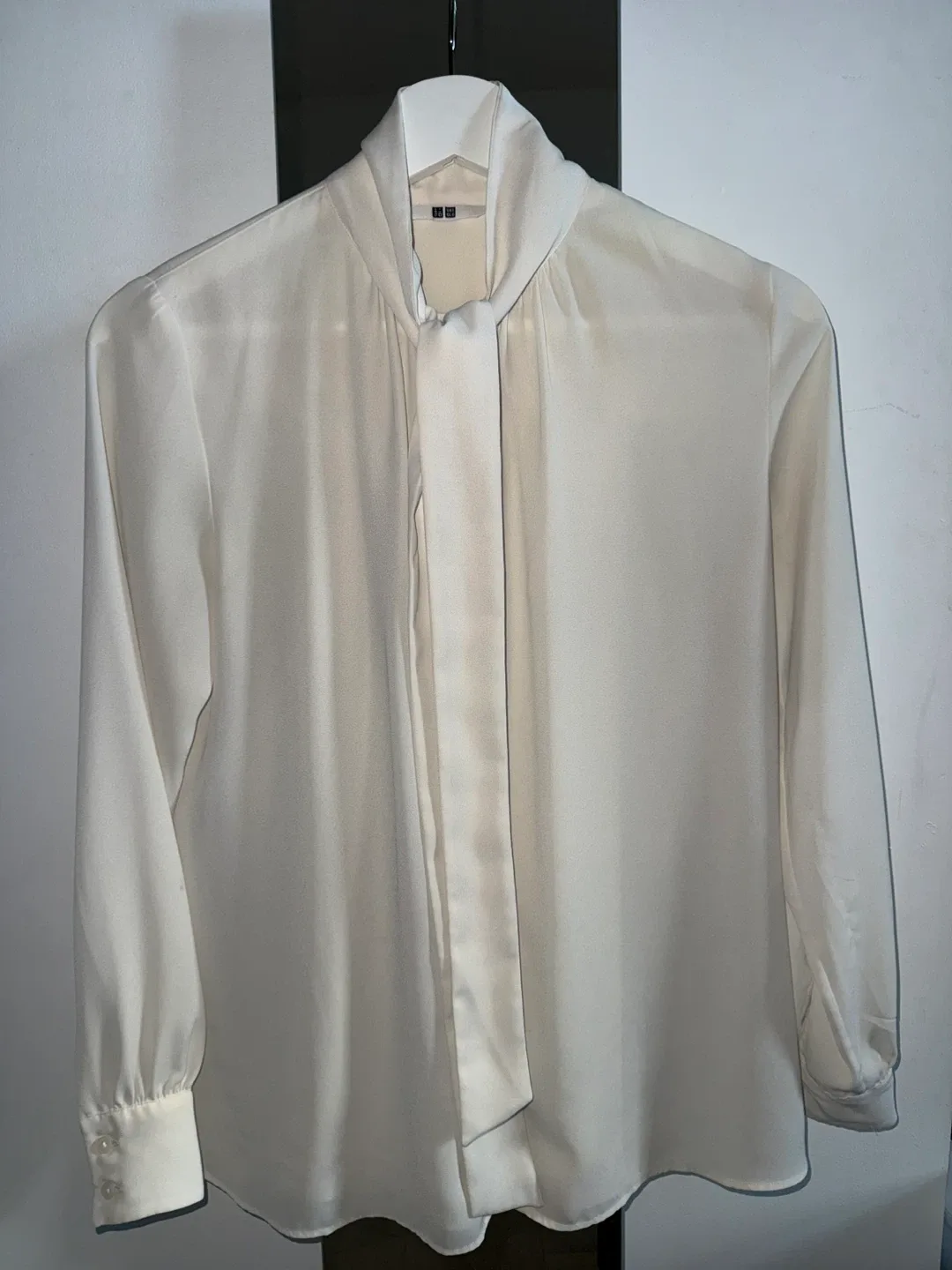 Uniqlo Cream Blouse with Tie, Size XS image indicator(2)
