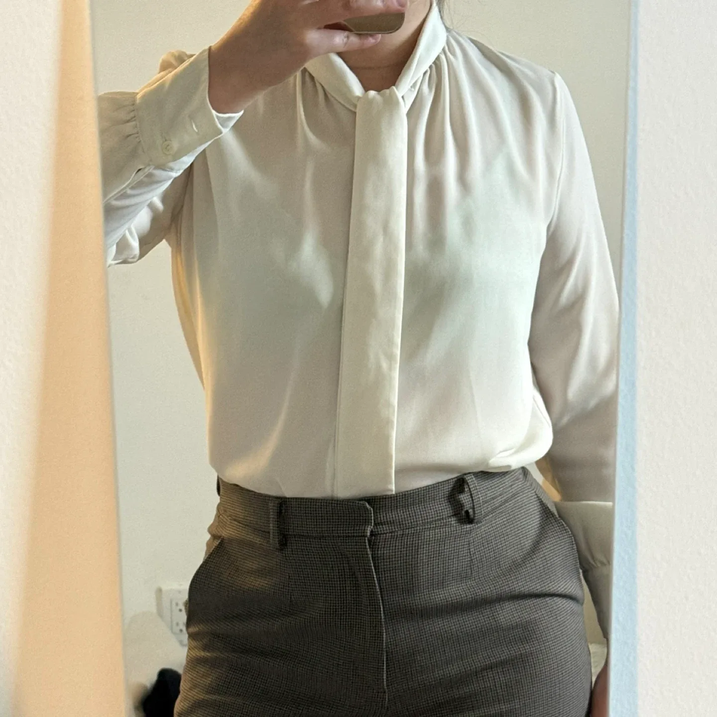 Uniqlo Cream Blouse with Tie, Size XS image indicator(4)