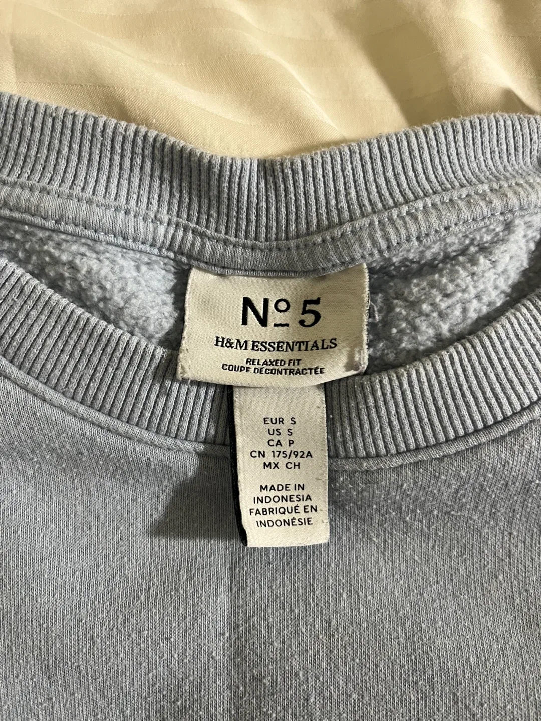H&M Essentials Relaxed Fit Crewneck - Size S image indicator(2)