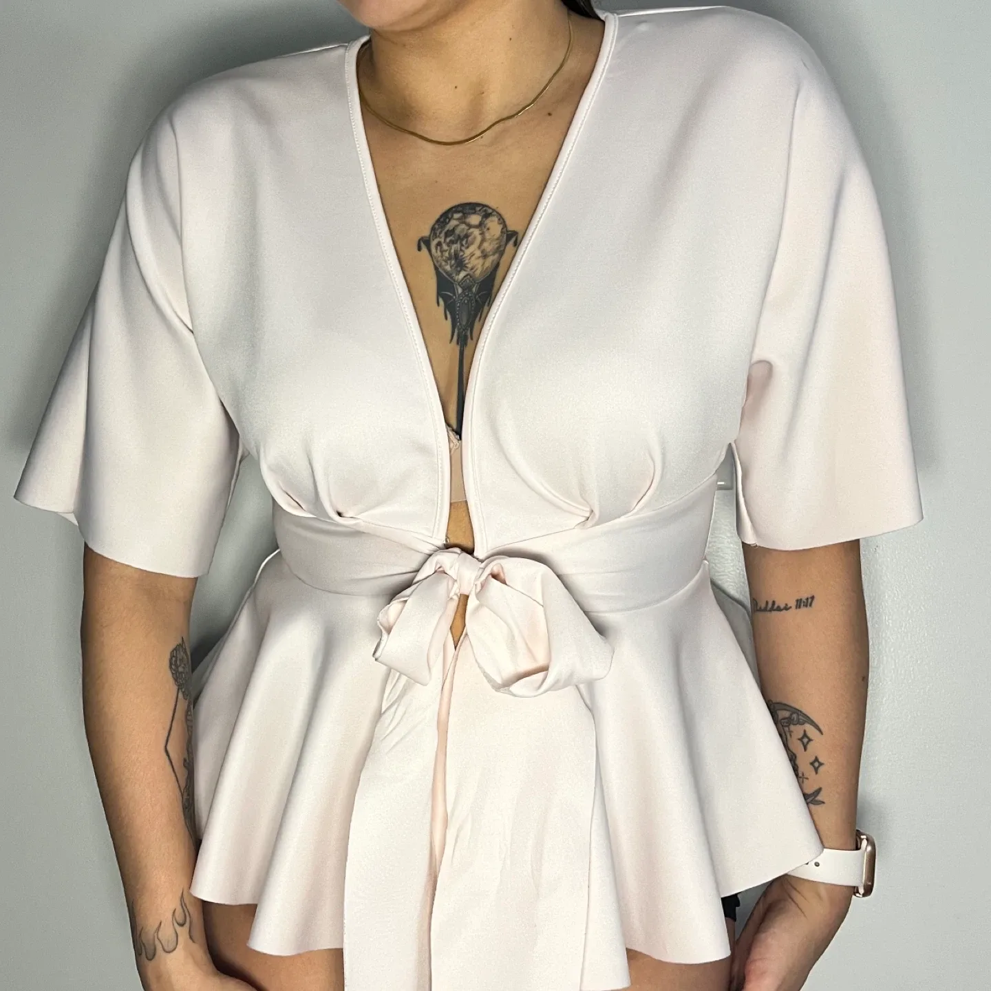 Casual white top image indicator(2)