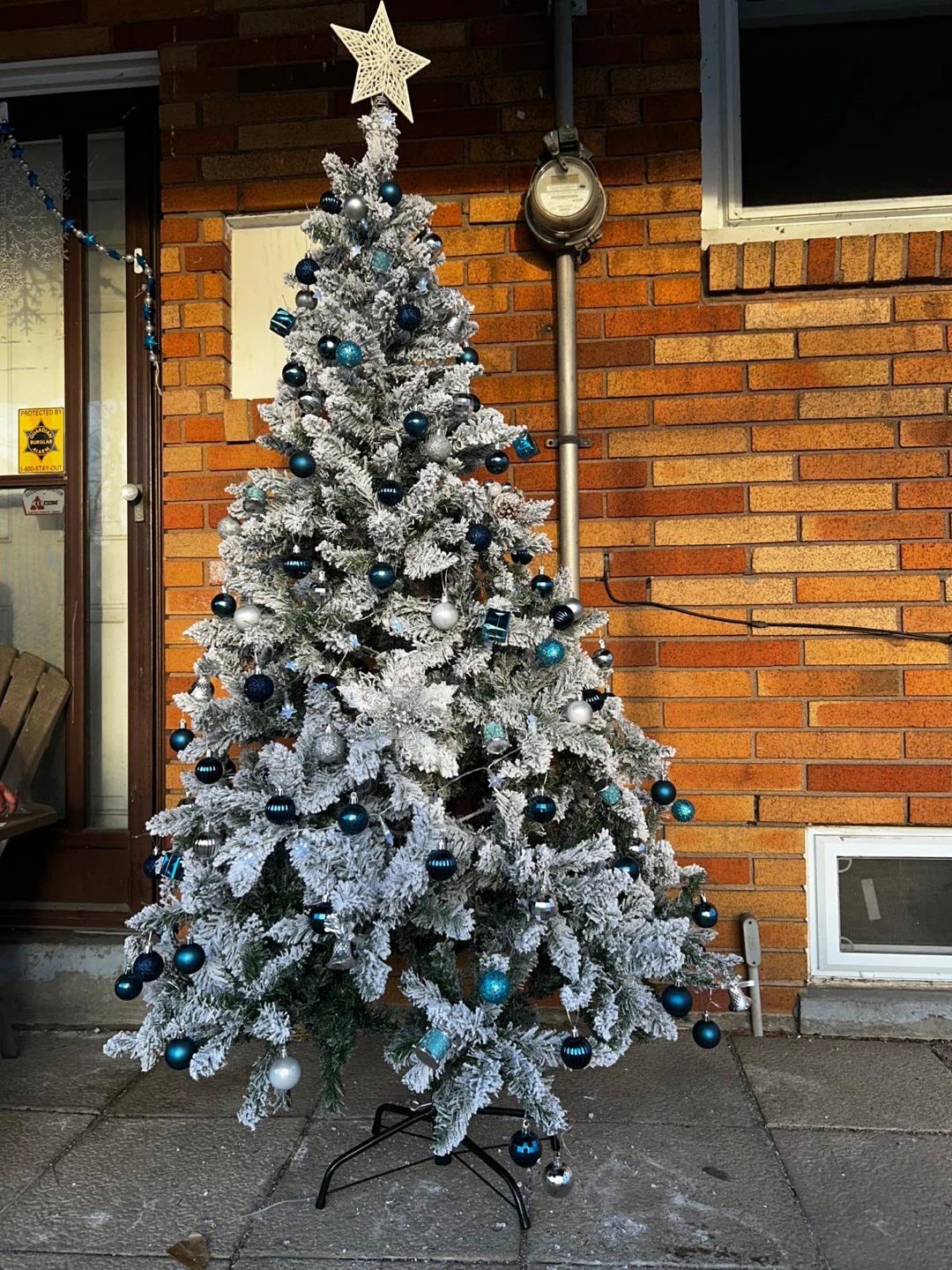 Snow-Flocked Christmas Tree – Decor Included! - photo 3