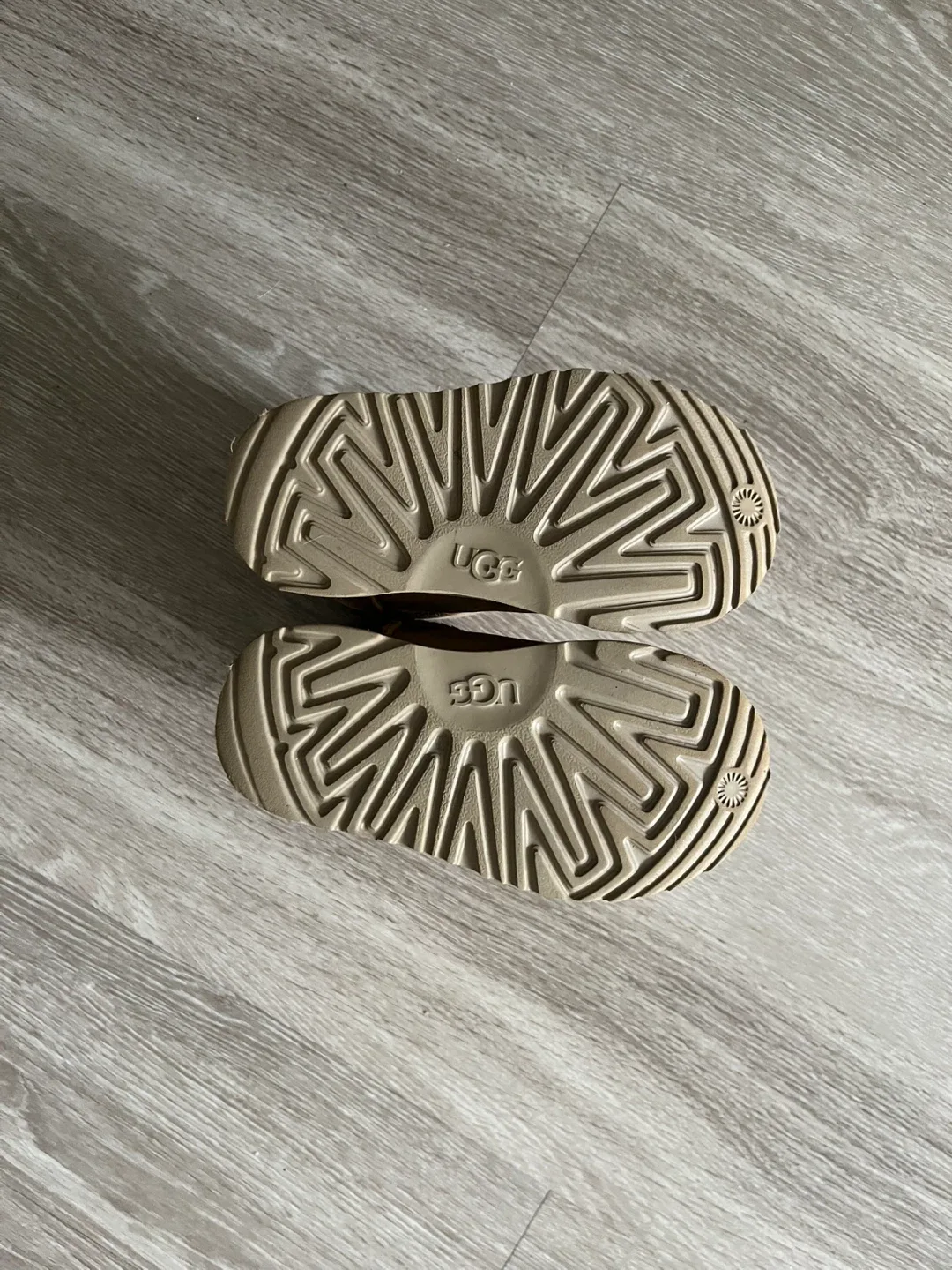 UGG Kids Classic Short Boots - Size 7 image indicator(2)