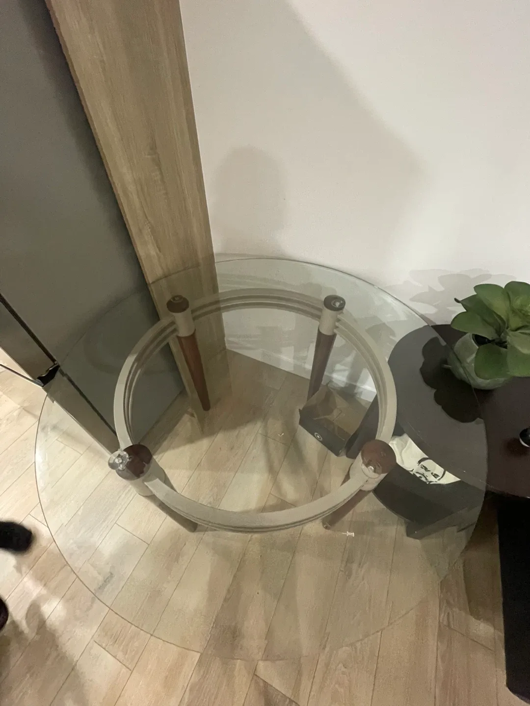 Glass Top Round Dining Table image indicator(3)