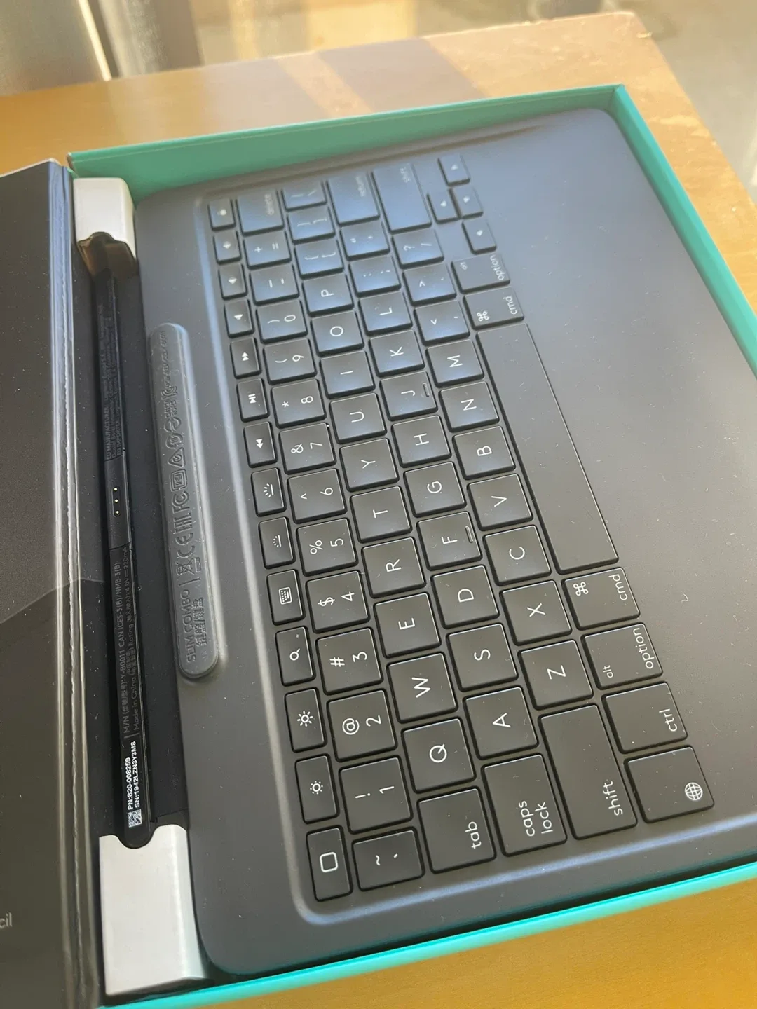 Logitech Slim Combo iPad Air (3rd gen) Keyboard Case image indicator(2)