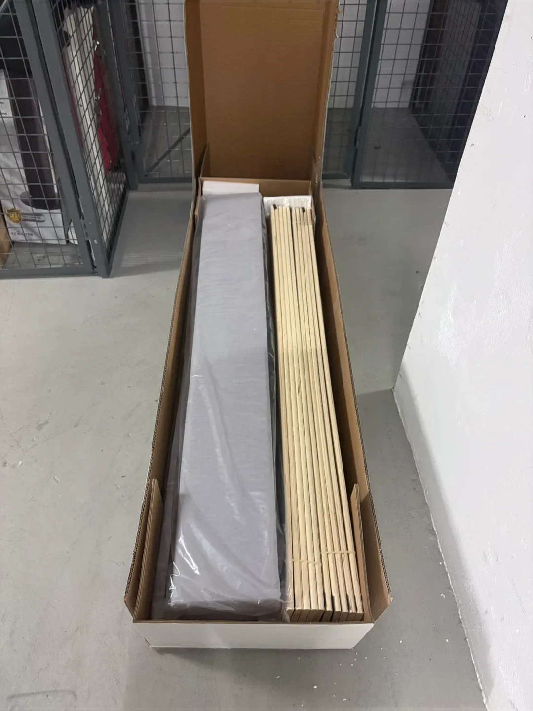 Queen size bed frame [Never Used] image indicator(2)