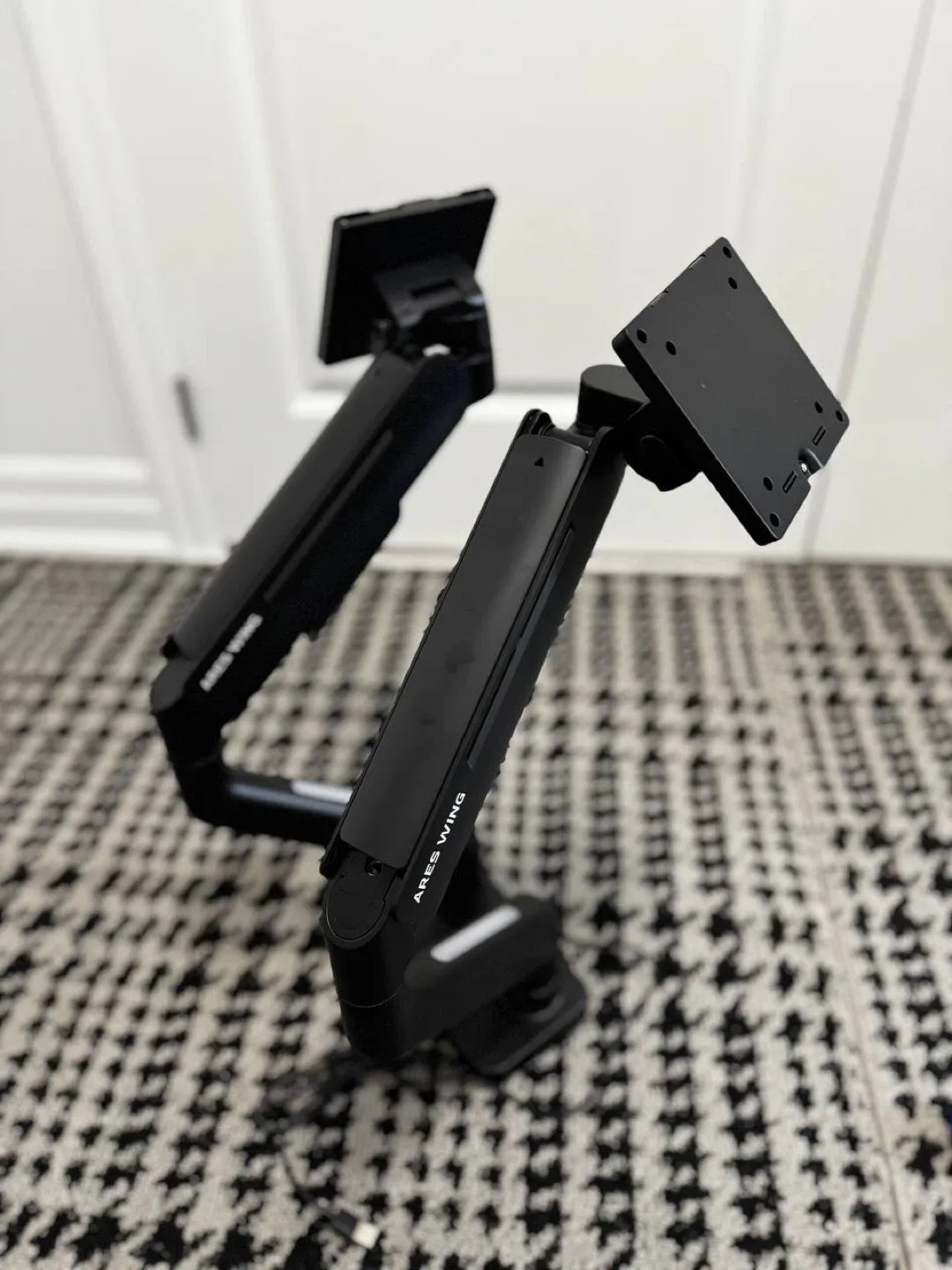 ARES WING Dual Monitor Mount – Like New 💻 image indicator(3)