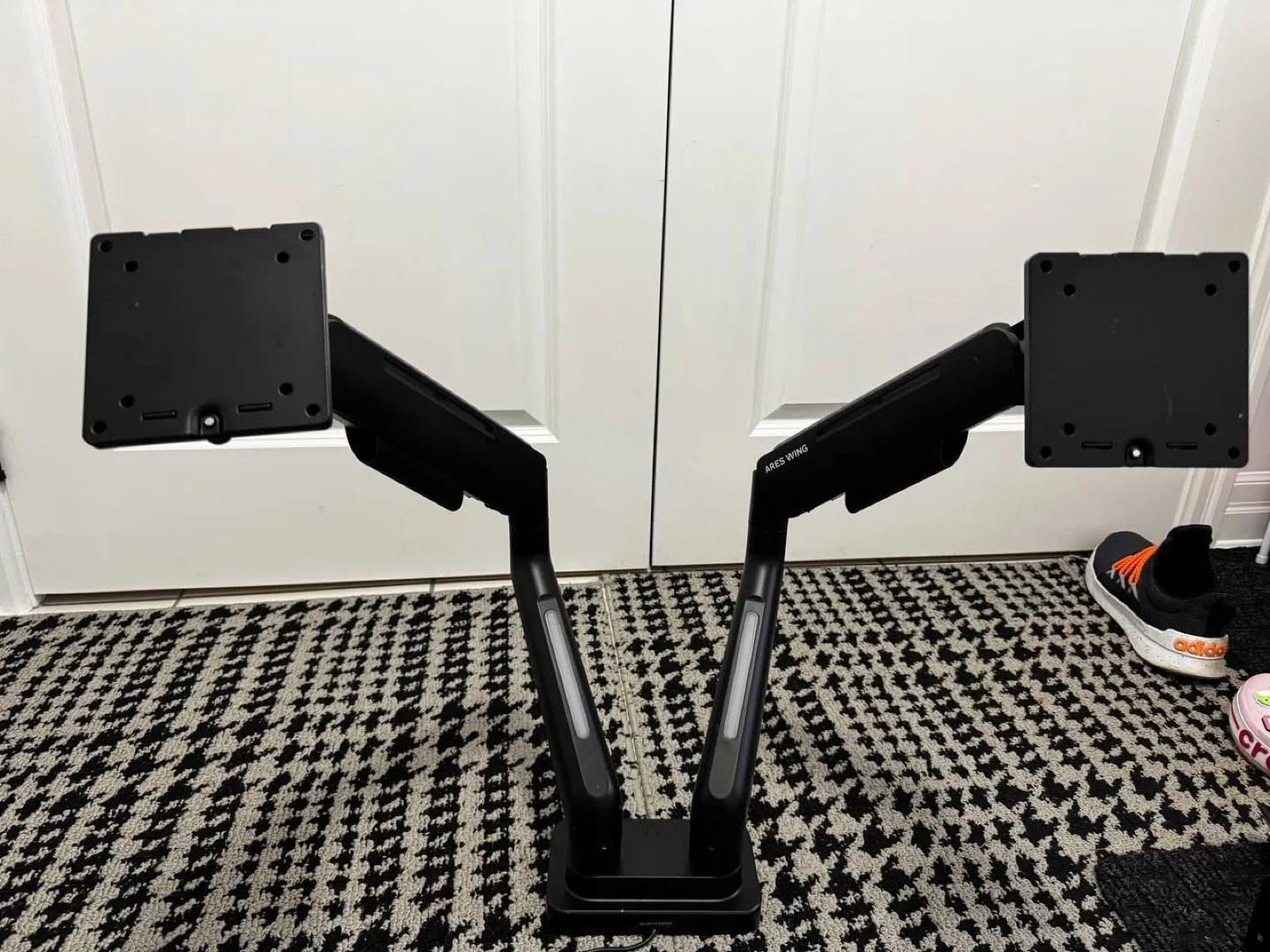 ARES WING Dual Monitor Mount – Like New 💻 image indicator(2)