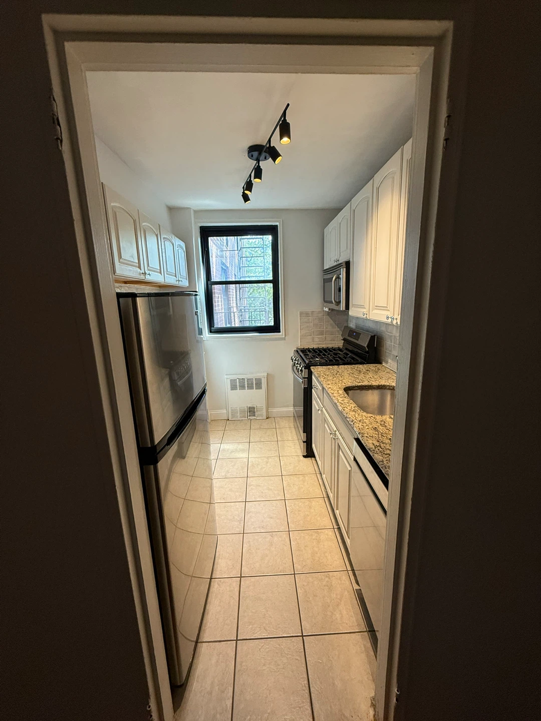 FREE Fridge for PICK UP in Briarwood, Queens. ASAP. - photo 2
