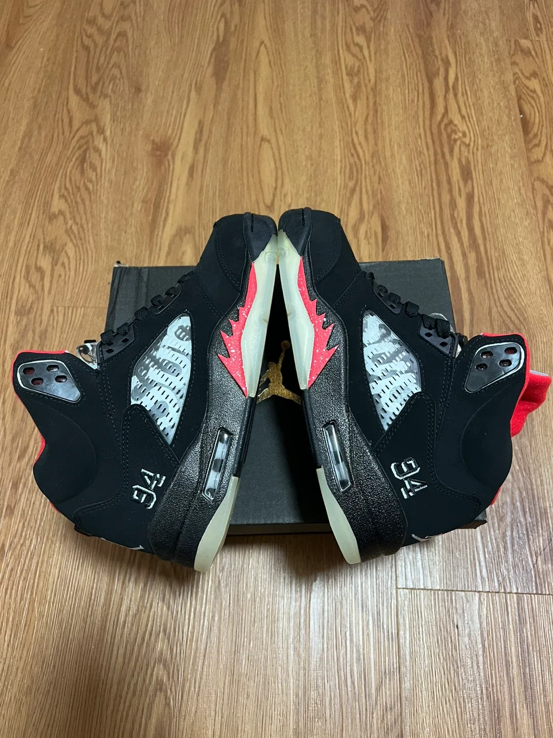 Air Jordan 5 Retro Supreme Black image indicator(5)