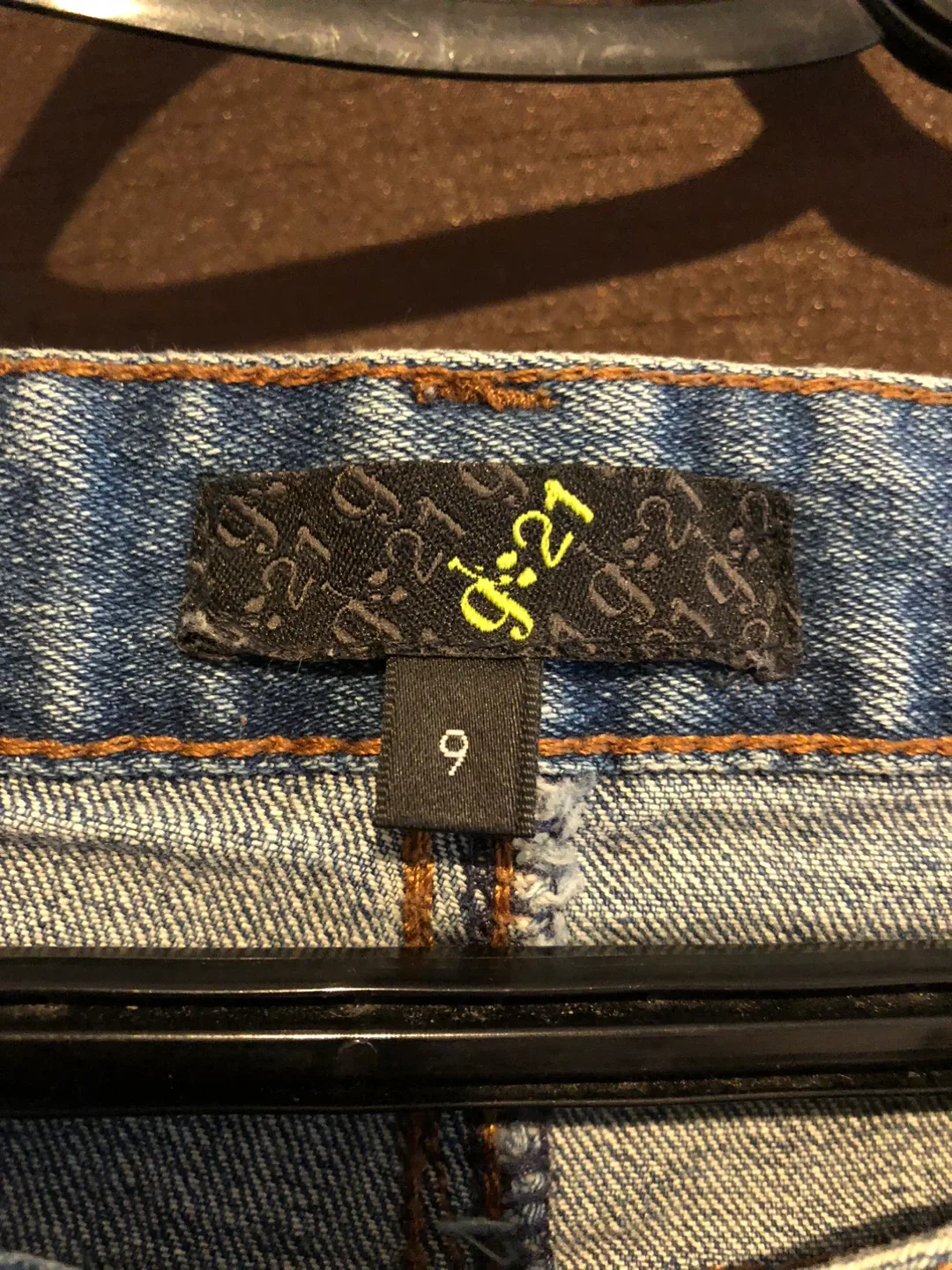 d.jei.27 Distressed Jeans - Size 9 image indicator(2)