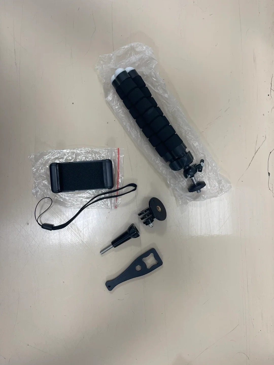 Smartphone Tripod with Accessories image indicator(2)