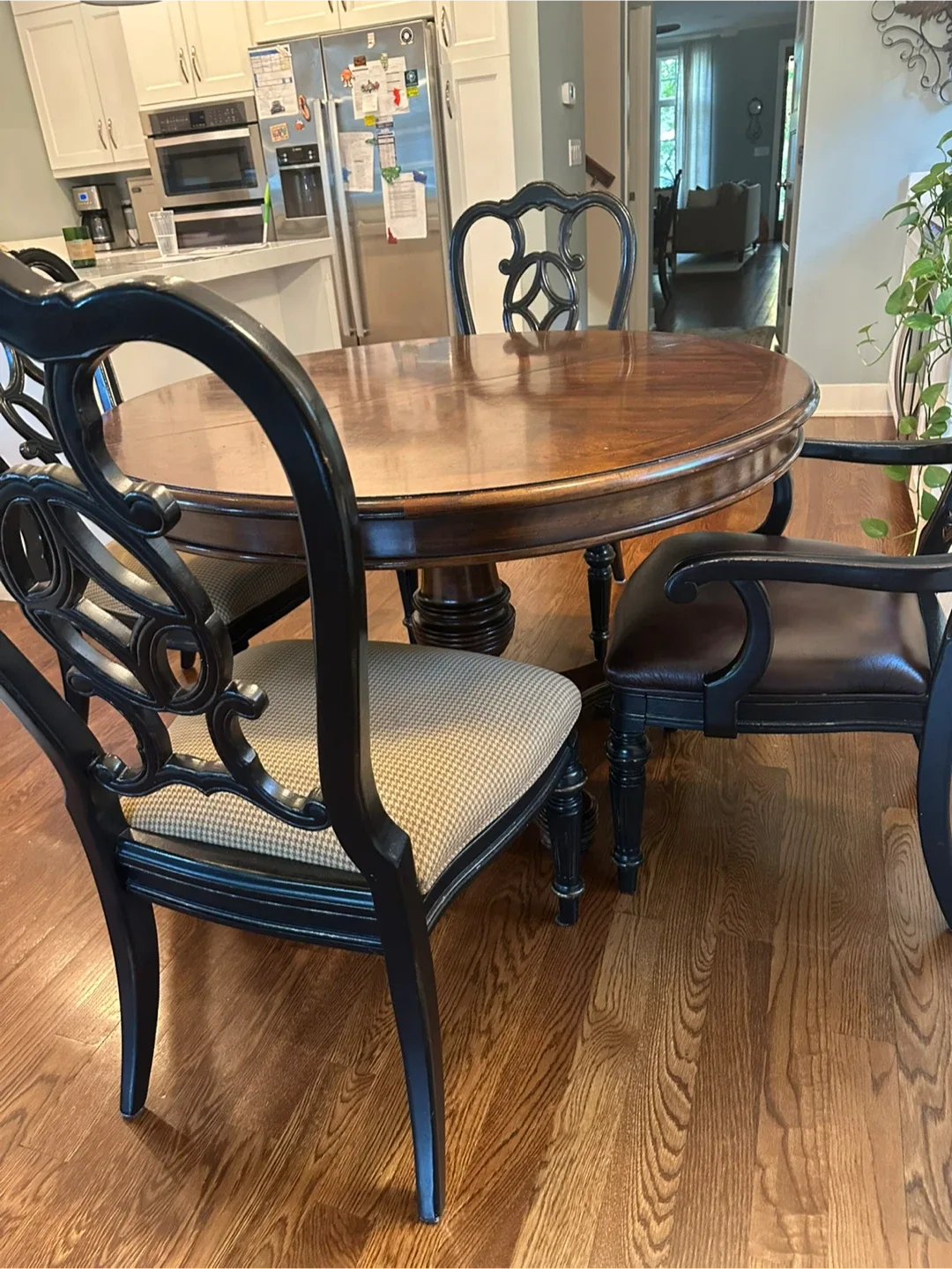 Thomasville 48in Round Dining Table and Chairs