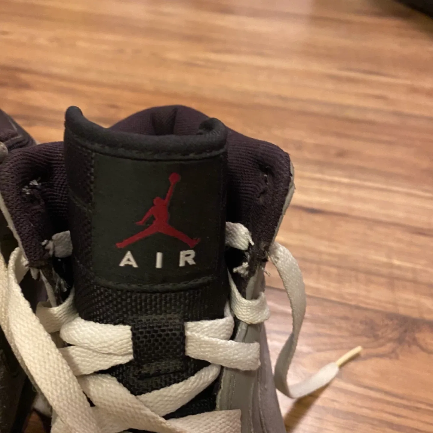 Nike Air Jordan 1 Retro High Stealth – Authenticated by Poizon image indicator(3)