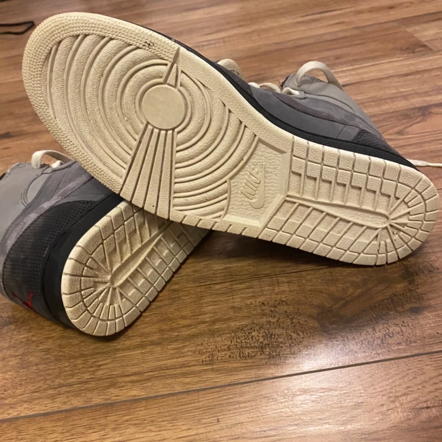 Nike Air Jordan 1 Retro High Stealth – Authenticated by Poizon image indicator(7)