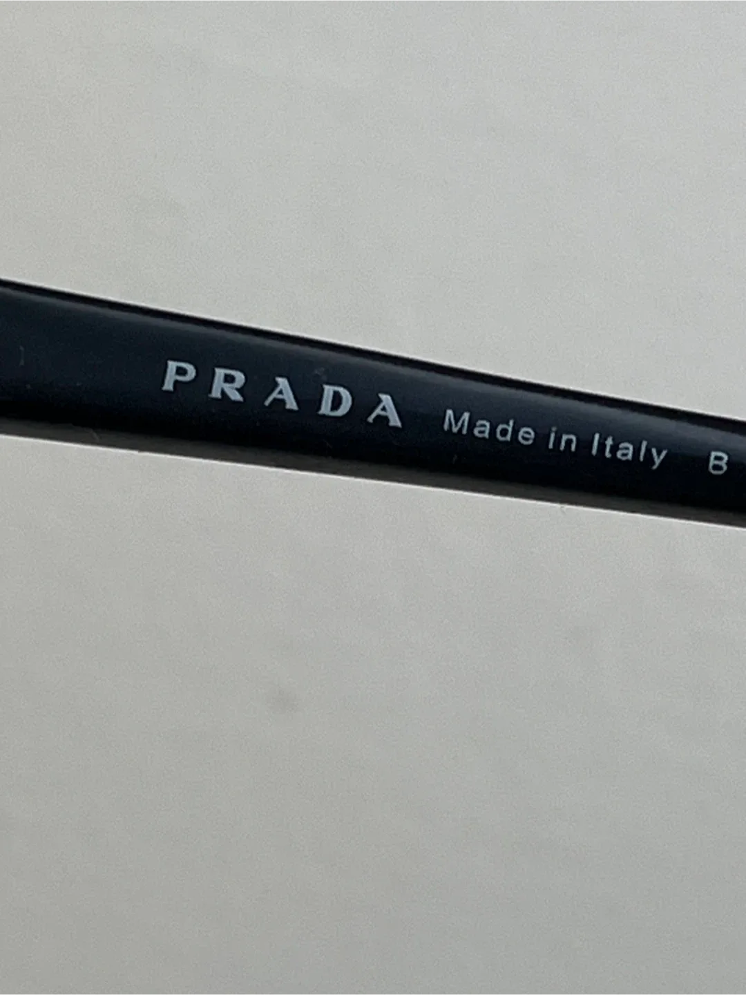 Prada sunglasses image indicator(2)