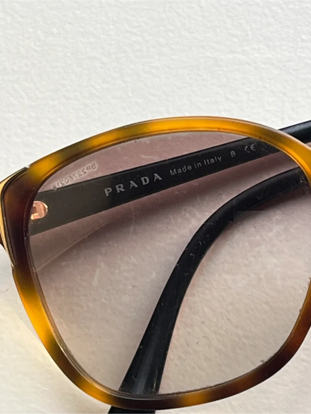 Prada sunglasses image indicator(3)