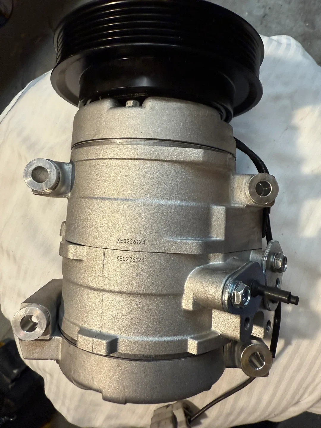 A-Premium AC Compressor with Clutch image indicator(7)