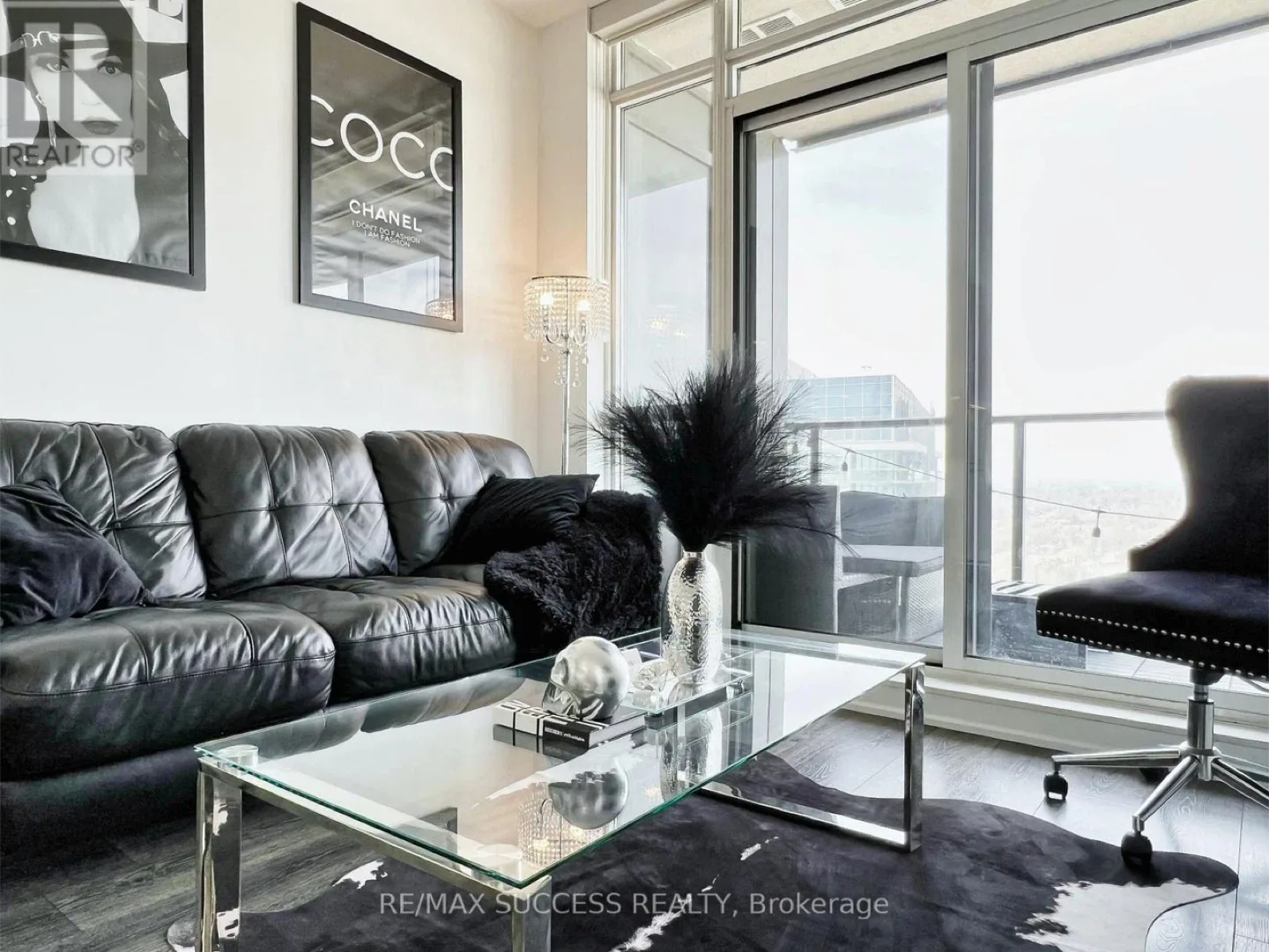 Condo furniture sale image indicator(6)