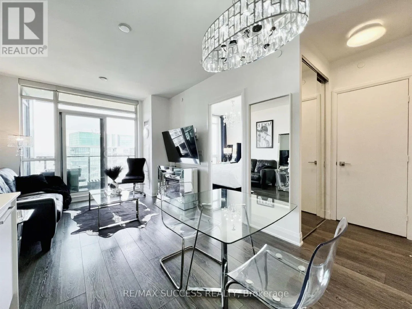 Condo furniture sale image indicator(3)