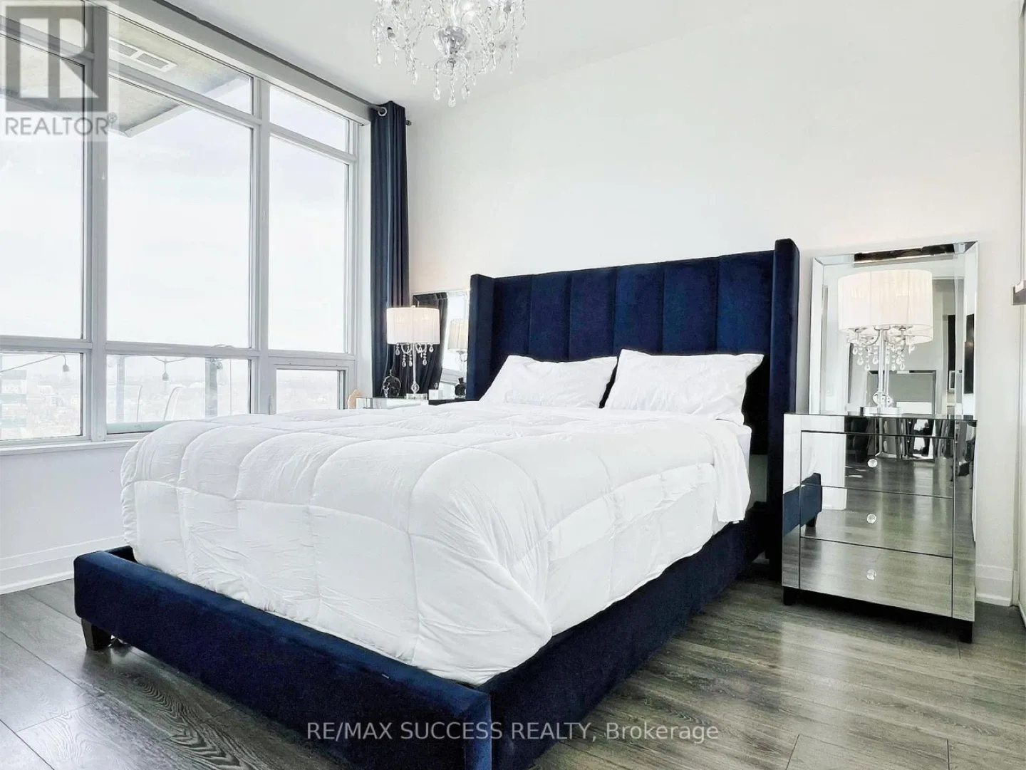 Condo furniture sale image indicator(5)