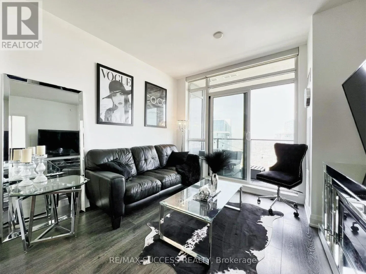 Condo furniture sale image indicator(4)