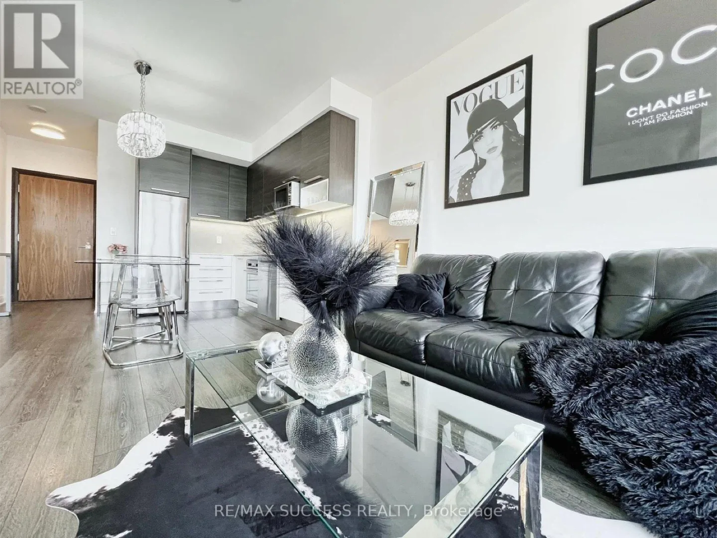 Condo furniture sale image indicator(7)