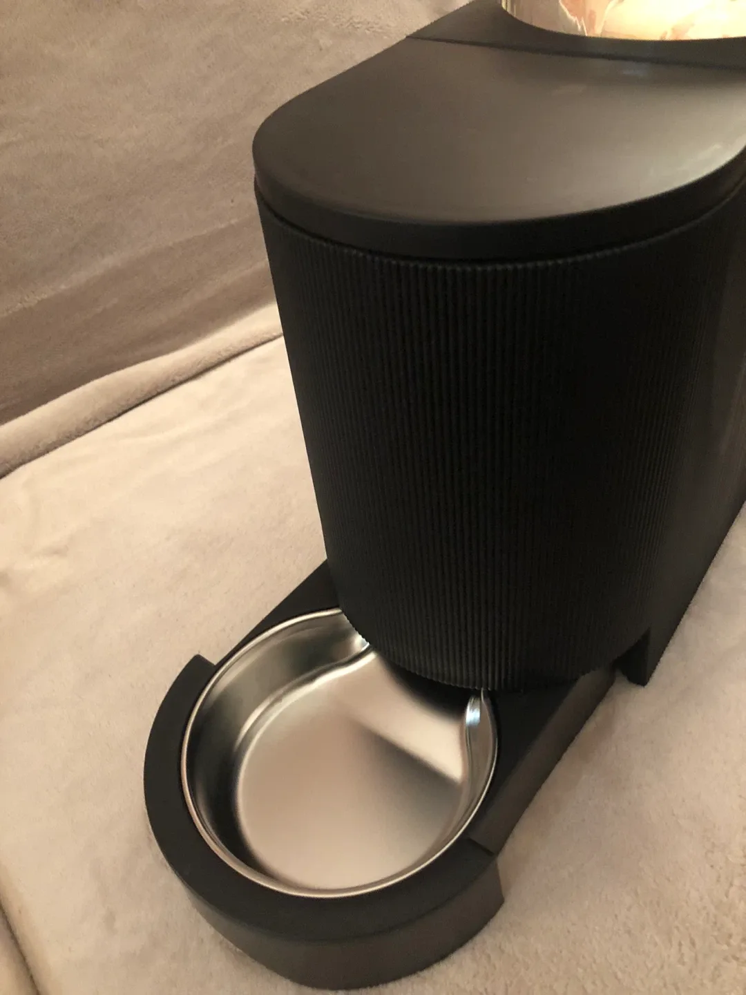 Whisker City 2-in-1 Gravity Pet Feeder & Waterer image indicator(3)