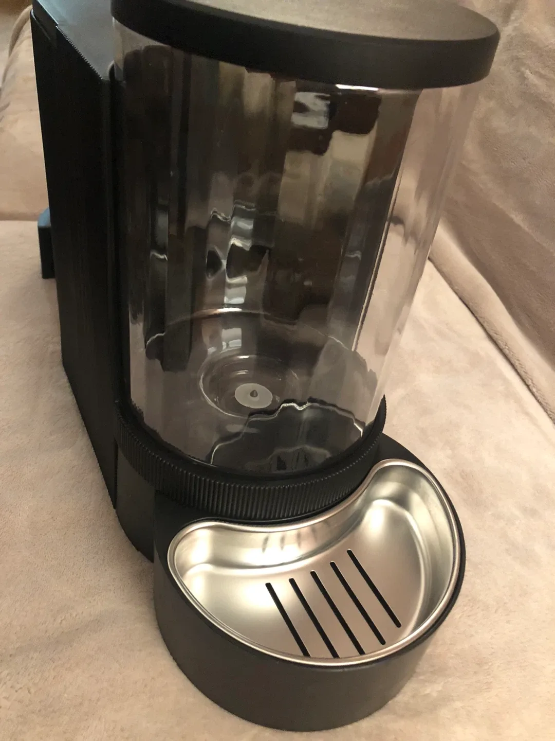 Whisker City 2-in-1 Gravity Pet Feeder & Waterer image indicator(2)