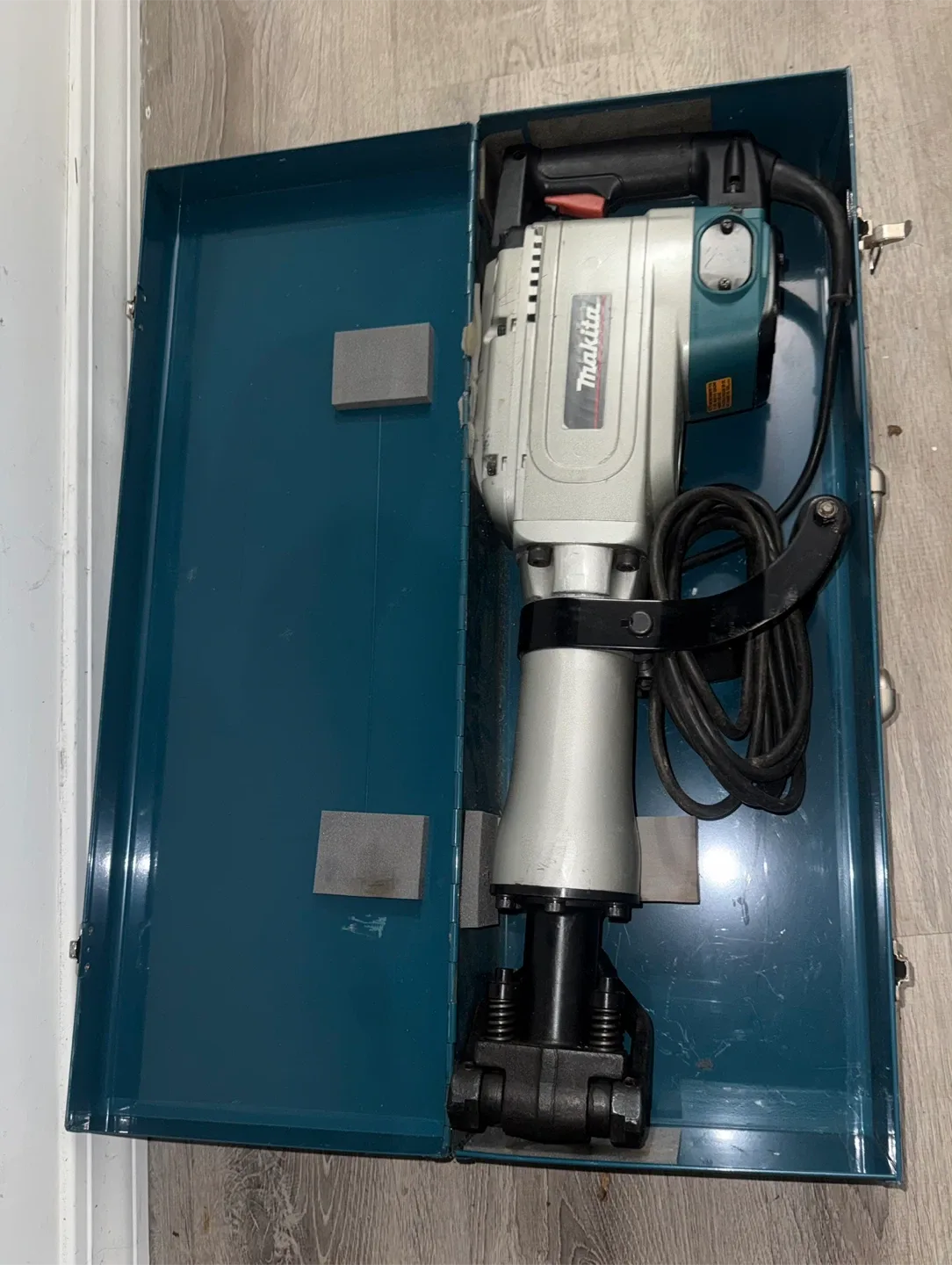 Makita Demolition Hammer with Case image indicator(2)