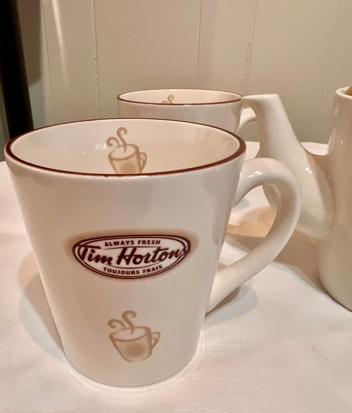Tim Horton teapot and 4 limited edition mugs image indicator(6)
