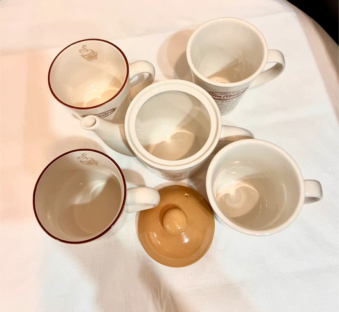 Tim Horton teapot and 4 limited edition mugs image indicator(3)