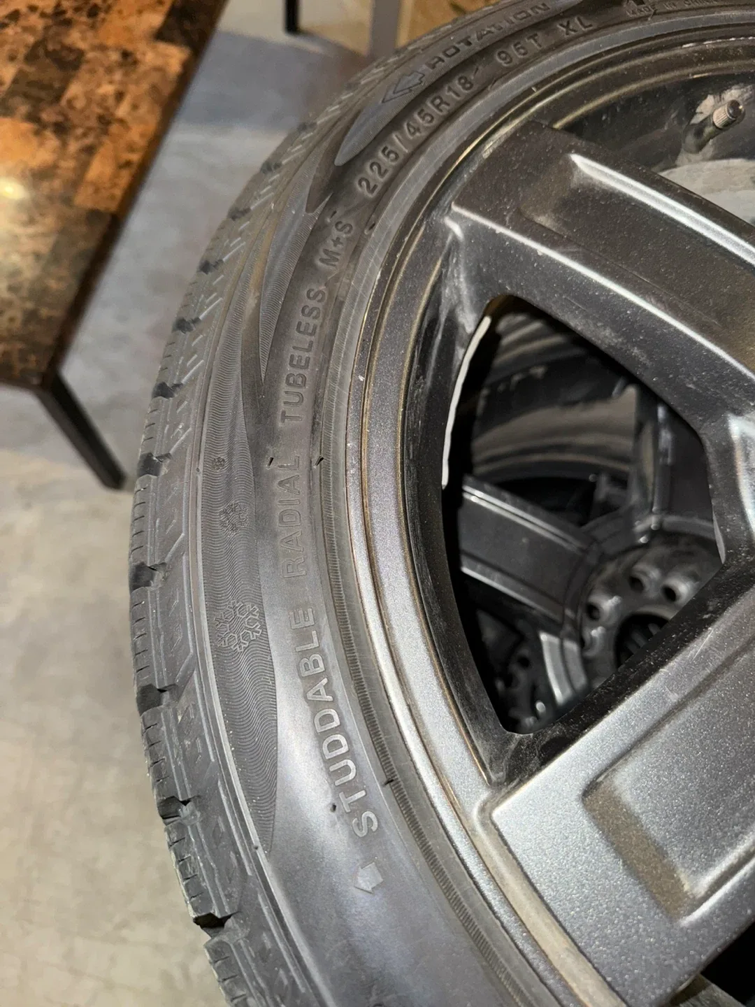Winter Tires with Rims 225/45R18 image indicator(3)