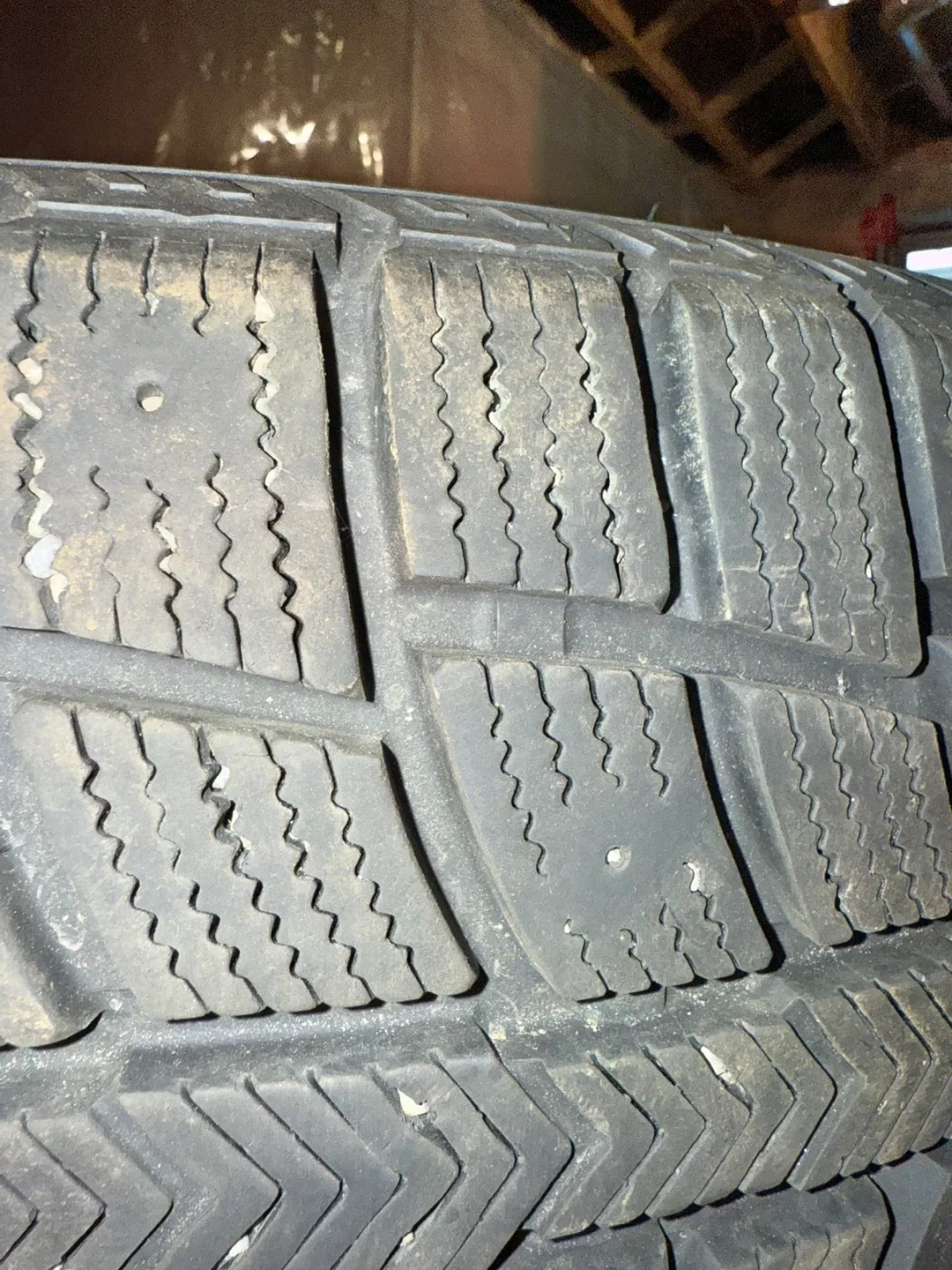 Winter Tires with Rims 225/45R18 image indicator(6)