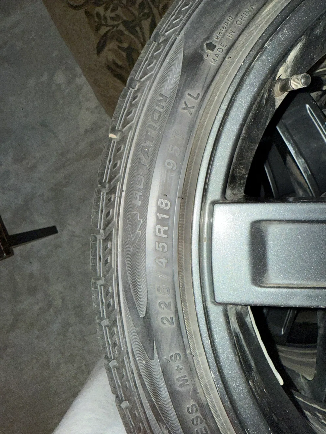 Winter Tires with Rims 225/45R18 image indicator(4)