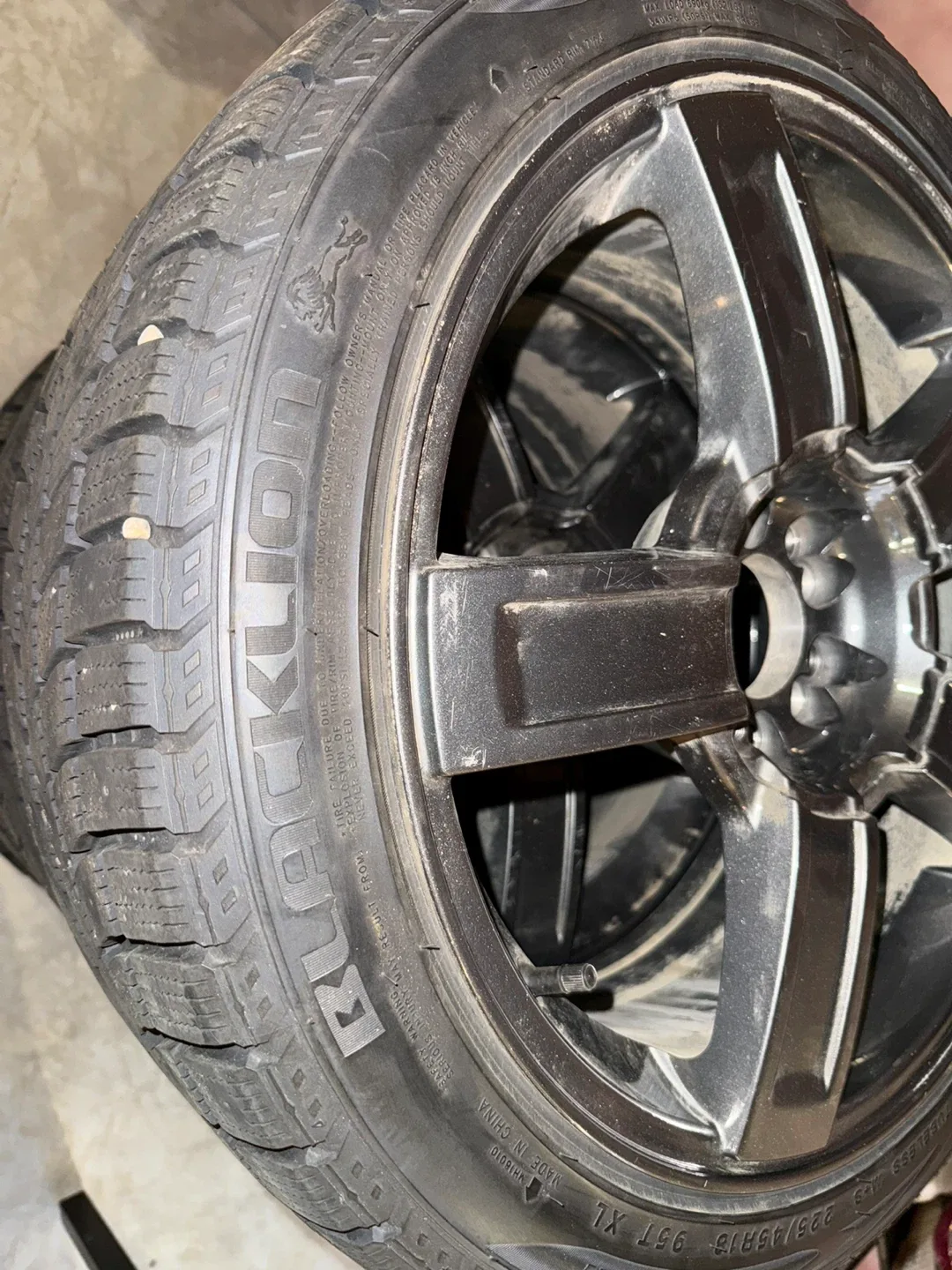 Winter Tires with Rims 225/45R18 image indicator(5)