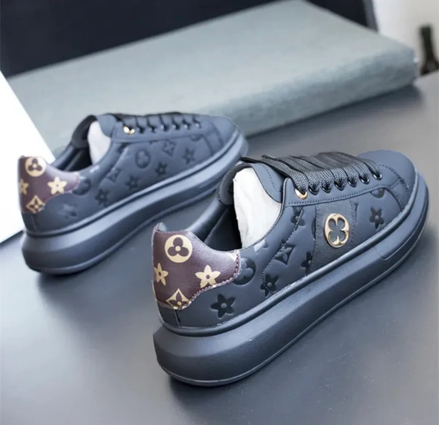Louis Vuitton Sneakers thumbnail