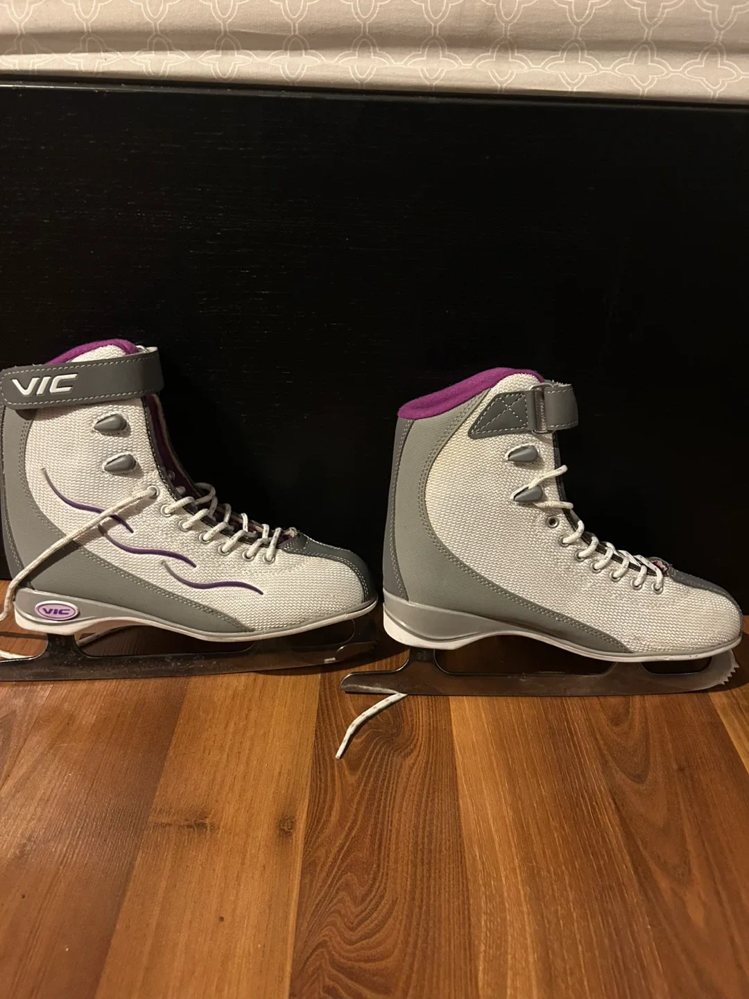 VIC Figure Ice Skates - Size 6 image indicator(2)