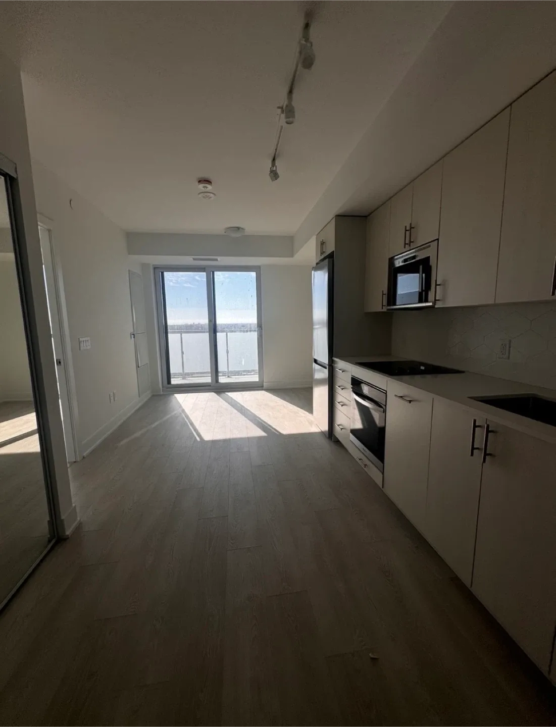 Modern 1-Bedroom Condo for Lease - North Oshawa image indicator(5)