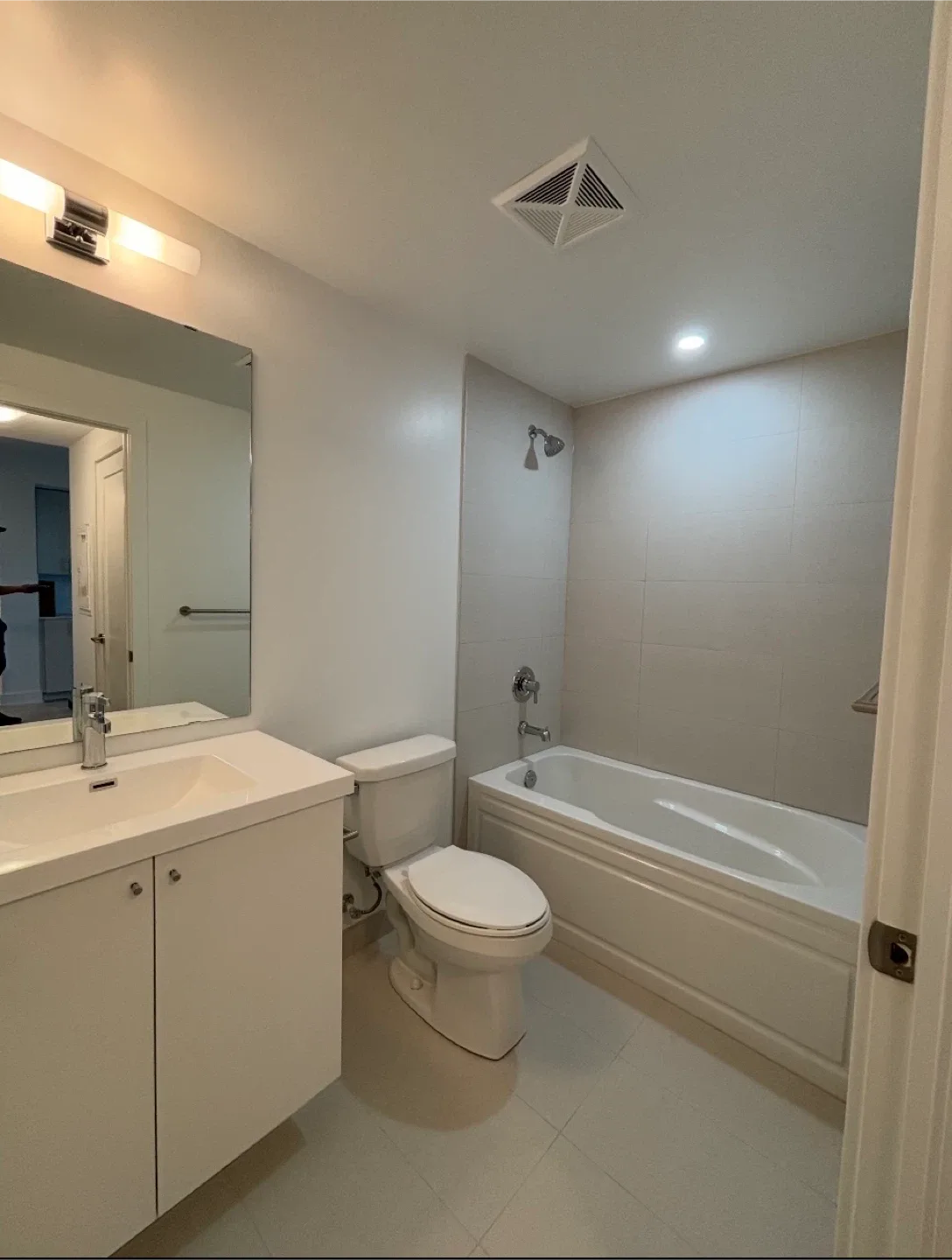 Modern 1-Bedroom Condo for Lease - North Oshawa image indicator(3)