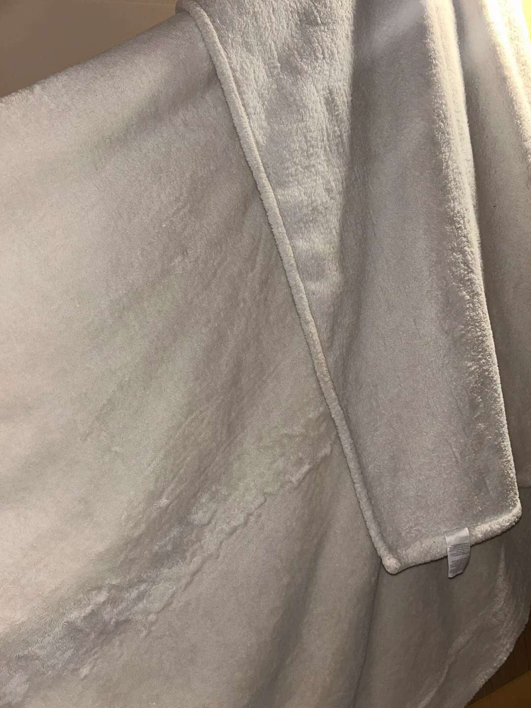 Kirkland Signature Queen Size Plush Blanket-move out 31Oct image indicator(2)