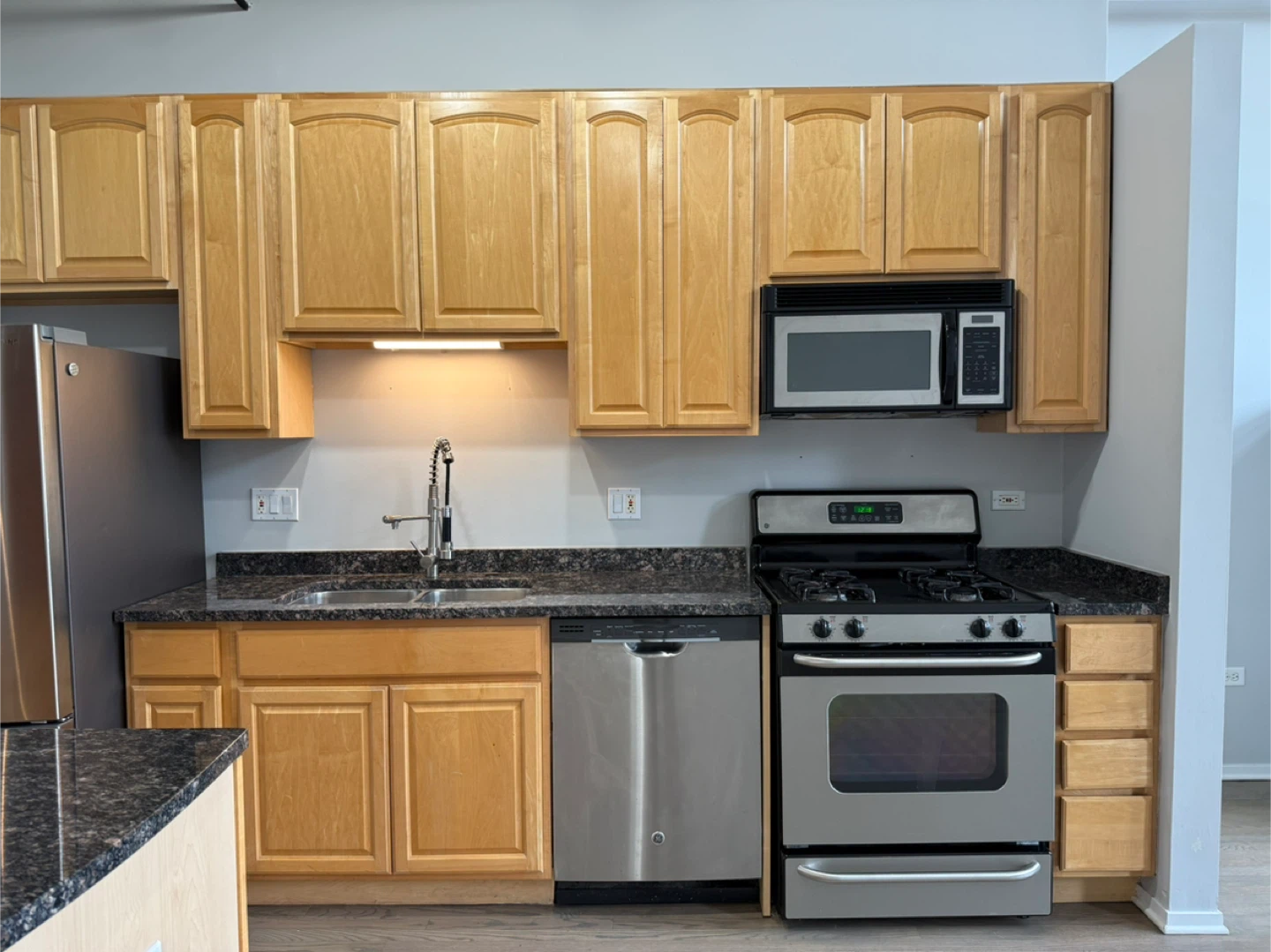Appliance package: Stove, Dishwasher, Microwave and Refrigerator - photo 2