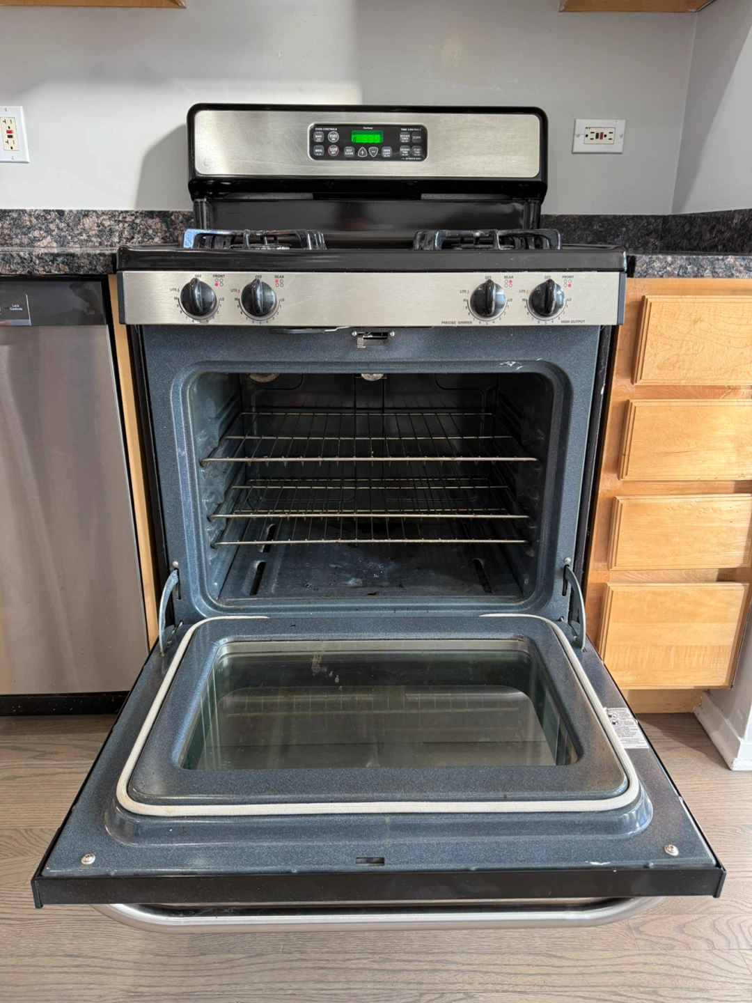 GE Gas Range - Model JGBP33SEH3SS - photo 3