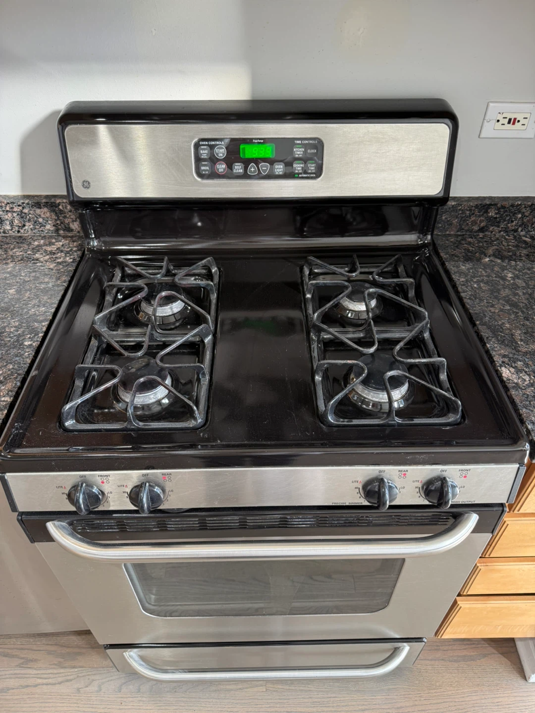 GE Gas Range - Model JGBP33SEH3SS - photo 2