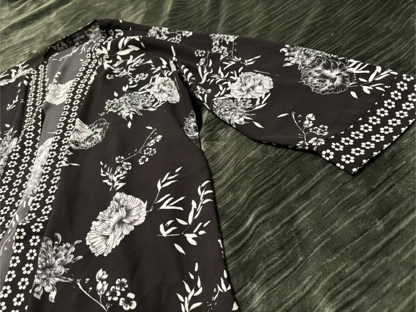 Carré Noir Floral Kimono - Size M/M image indicator(3)